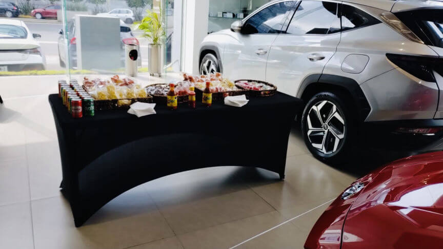 Detalle de montaje impecable de estaciones de comida para empresas