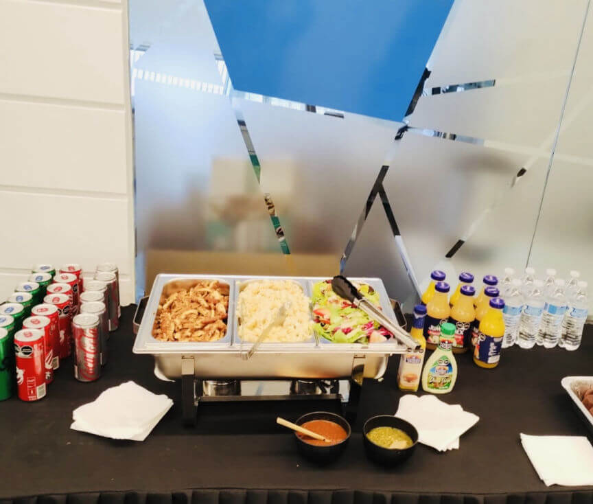 Detalle de montaje impecable de estaciones de comida para empresas