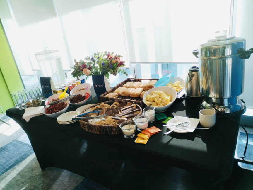 Montaje de bocadillos finos y reposteria para eventos de negocios