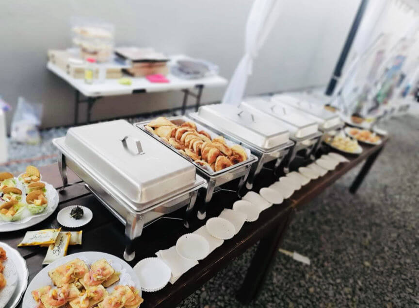Variedad de panaderia fina artesanal y galletas gourmet para reuniones